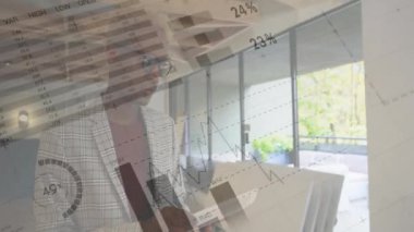 Afro-Amerikan iş adamının ofisinde not tutması üzerine finansal veri işleme animasyonu. Küresel iş, finans, bilgisayar ve dijital arayüz kavramı dijital olarak oluşturulmuş video.