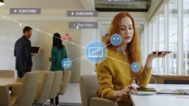 Akıllı telefon kullanan beyaz iş kadınıyla ilgili mesaj ve eksilerle olan bağlantıların animasyonu. Küresel iş, bağlantılar, hesaplama ve veri işleme kavramı dijital olarak oluşturulmuş video.