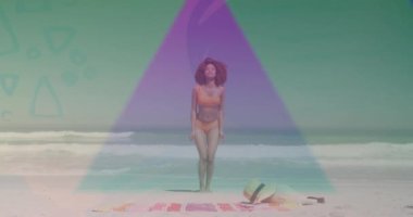 Sahilde renkli spot ışıkları altında dans eden kadın. Dans, performans, yaz, kutlama, coşku, parti