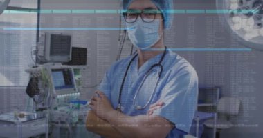 Yüz maskeli Asyalı bir erkek cerrah üzerinde veri işleme animasyonu. Teknoloji, tıp ve dijital arayüz kavramı dijital olarak oluşturulmuş video.