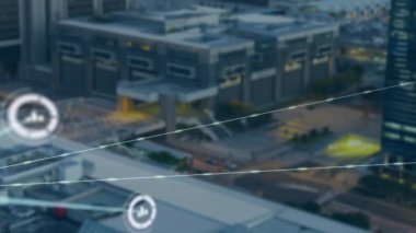 Şehir binaları üzerinde bağlantılar ve veri işleme animasyonu ağı. Teknoloji, dijital, iletişim, şehir manzarası, geleceksel, altyapı