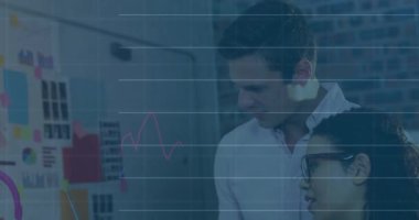 Muhtelif meslektaşların ofiste iş görüşmesi üzerine finansal veri işleme animasyonu. Küresel iş, finans, bilgisayar ve dijital arayüz kavramı dijital olarak oluşturulmuş video.