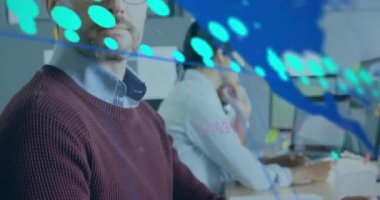 Ofisteki çeşitli iş adamları üzerinde finansal veri işleme animasyonu. Küresel finans, iş, bağlantılar, hesaplama ve veri işleme kavramı dijital olarak oluşturulmuş video.