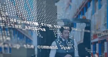 Depodaki Kafkas erkek işçilerin veri işleme ve dünya haritasının animasyonu. İş, dağıtım ve dijital arayüz kavramı dijital olarak oluşturulmuş video.