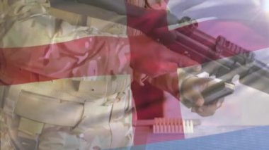 Afro-Amerikan askerinin elinde silah olan İngiliz bayrağının animasyonu. Silahlı kuvvetler, savaş, çatışma, vatanseverlik ve savunma konsepti dijital olarak oluşturulmuş video.