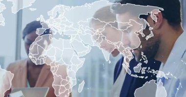 Ofiste çalışan çeşitli meslektaşlar üzerine dünya haritasının animasyonu. İş, teknoloji ve dijital arayüz kavramı dijital olarak oluşturuldu.