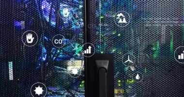 Sunucu odasında ekoloji simgelerinin canlandırılması. Küresel iş, teknoloji ve dijital arayüz kavramı dijital olarak oluşturulmuş video.