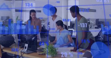 Çeşitli meslektaşların konuştuğu veri işleme ve diyagramların animasyonu. Teknoloji, iş ve dijital arayüz kavramı dijital olarak oluşturulmuş video.