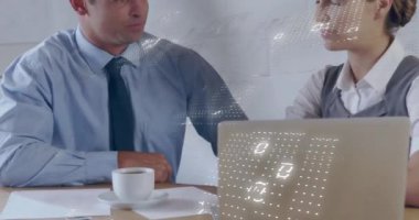 Ofisteki çeşitli iş adamları üzerinde ikili kodlama veri işleme animasyonu. Küresel finans, iş, bağlantılar, hesaplama ve veri işleme kavramı dijital olarak oluşturulmuş video.