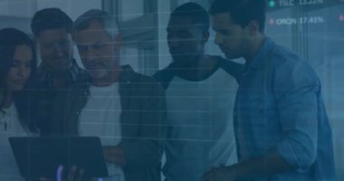 Muhtelif meslektaşların ofiste iş görüşmesi üzerine finansal veri işleme animasyonu. Küresel iş, finans, bilgisayar ve dijital arayüz kavramı dijital olarak oluşturulmuş video.