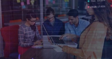 Çeşitli iş adamlarının iş görüşmeleri üzerine veri işleme ve diyagramların animasyonu. İş, teknoloji ve dijital arayüz kavramı dijital olarak oluşturuldu.