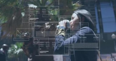 Paket kahve içen melez bir kadının veri işleme animasyonu. İş, sosyal medya ve dijital arayüz kavramı dijital olarak oluşturulmuş video.