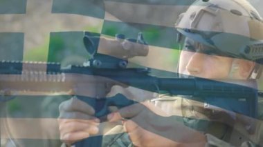 Yunan bayrağının beyaz silahlı askerin üzerinde canlandırılması. Silahlı kuvvetler, savaş, çatışma, vatanseverlik ve savunma konsepti dijital olarak oluşturulmuş video.