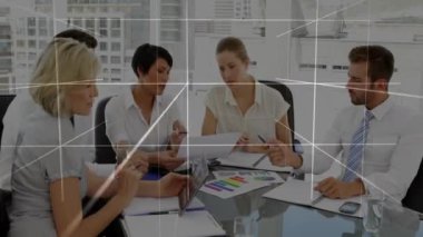 Çizelgeler ve grafiklerle iş toplantısı, ofis ortamında veri analizi animasyonu. Takım çalışması, işbirliği, beyin fırtınası, strateji, üretkenlik, şirket