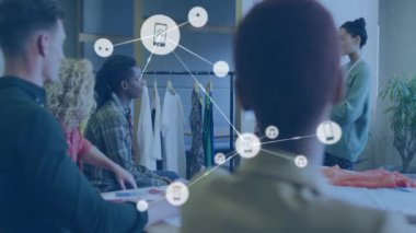 Ofisteki çeşitli iş adamları üzerinde aygıt simgeleriyle bağlantı ağının animasyonu. Küresel finans, iş, bağlantılar, hesaplama ve veri işleme kavramı dijital olarak oluşturulmuş video.