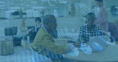 Ofisteki çeşitli iş adamları üzerinde finansal veri işleme animasyonu. takım çalışması, finans, veri analizi, çeşitlilik, ekonomi, analitik