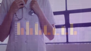 Hastanedeyken steteskop takan beyaz kadın doktor üzerinde veri işleme animasyonu. Küresel tıp, sağlık, bilgisayar ve dijital arayüz kavramı dijital olarak oluşturulmuş video.