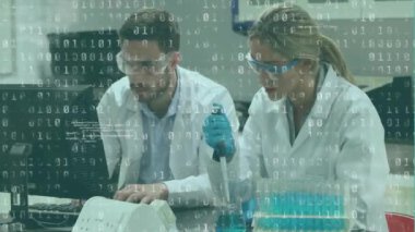 Laboratuvarda çalışan çeşitli bilim adamları üzerinde veri işleme animasyonu. Küresel bilim, bilgisayar ve dijital arayüz kavramı dijital olarak oluşturulmuş video.