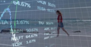 Kumsalda yürüyen birinin borsa veri animasyonu. Finans, yatırım, ticaret, veri görselleştirme, ekonomi, analitik