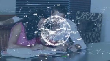 Dijital küre ve veriler masadaki tableti kullanarak çiftin üzerinde bir animasyon olduğunu gösteriyor. Teknoloji, bağlantı, yenilik, etkileşim, iletişim, modern