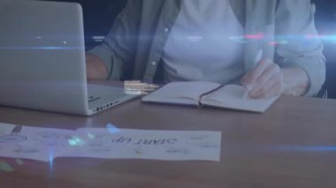 Kafkas iş adamının dizüstü bilgisayarla veri işleme animasyonu. Küresel iş, bağlantılar, hesaplama ve veri işleme kavramı dijital olarak oluşturulmuş video.