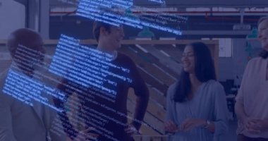 Ofisteki çeşitli iş adamları üzerinde veri işleme animasyonu. Küresel finans, iş, bağlantılar, hesaplama ve veri işleme kavramı dijital olarak oluşturulmuş video.