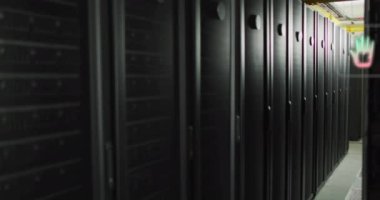 Bilgisayar sunucularında ekolojik simgelerin ve veri işlemlerinin animasyonu. Küresel çevre, bağlantılar, hesaplama ve veri işleme kavramı dijital olarak oluşturulmuş video.