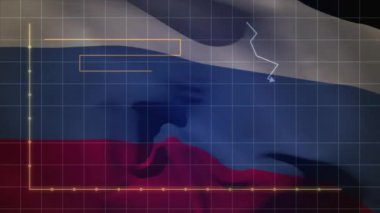 Rusya bayrağı üzerinde finansal veri işleme animasyonu. Küresel iş, finans, bilgisayar ve dijital arayüz kavramı dijital olarak oluşturulmuş video.