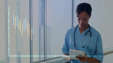 Hastanede tablet kullanan Afro-Amerikan kadın doktorun veri işleme animasyonu. Küresel tıp, sağlık, bilgisayar ve dijital arayüz kavramı dijital olarak oluşturulmuş video.