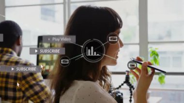 Telefon kullanan beyaz iş kadınıyla ilgili mesaj ve eksilerle olan bağlantıların animasyonu. Küresel iş, bağlantılar, hesaplama ve veri işleme kavramı dijital olarak oluşturulmuş video.
