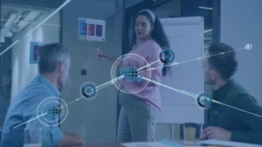 Ofisteki çeşitli iş adamlarının dünya ikonlarıyla olan bağlantılarının animasyonu. Küresel finans, iş, bağlantılar, hesaplama ve veri işleme kavramı dijital olarak oluşturulmuş video.