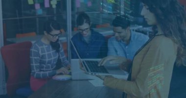 Ofiste çalışan çeşitli meslektaşların finansal veri işleme animasyonları. Küresel iş, finans, bilgisayar ve dijital arayüz kavramı dijital olarak oluşturulmuş video.