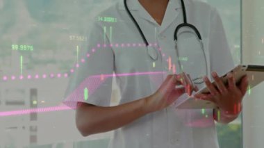Hastanede tablet kullanan melez bir kadın doktor üzerinde veri işleme animasyonu. Küresel tıp, sağlık, bilgisayar ve dijital arayüz kavramı dijital olarak oluşturulmuş video.