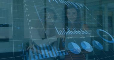 Muhtelif meslektaşların ofiste iş görüşmesi üzerine finansal veri işleme animasyonu. Küresel iş, finans, bilgisayar ve dijital arayüz kavramı dijital olarak oluşturulmuş video.
