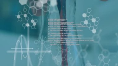 Kimyasal formülün animasyonu ve deneyler yapan beyaz erkek bilim adamı üzerinde veri işleme. Teknoloji, bilim ve dijital arayüz kavramı dijital olarak oluşturulmuş video.