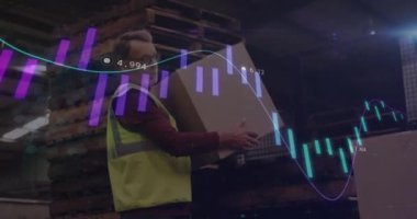 Depoda kutu taşıma, borsa veri animasyonu yapan işçi. Lojistik, envanter, depo, ulaşım, nakliye, sanayi