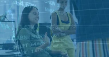 Mali veri tabloları, çeşitli iş adamlarının ofiste tartıştığı animasyonları gösteriyor. takım çalışması, finans, toplantı, tartışma, işbirliği, strateji