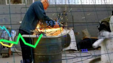 Kafkas erkek mekaniğinin atölyede çalışmasıyla ilgili finansal veri işleme animasyonu. İş, finans, bilgisayar, atölye ve dijital arayüz kavramı dijital olarak oluşturulmuş video.