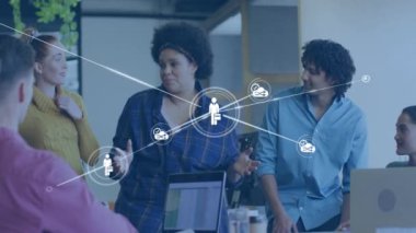 Ofisteki farklı iş adamlarının insanlarla olan bağlantılarının animasyonu. Küresel finans, iş, bağlantılar, hesaplama ve veri işleme kavramı dijital olarak oluşturulmuş video.