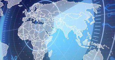 Dünya haritası üzerinde dijital veri işleme animasyonu. Dijital olarak oluşturulmuş küresel bağlantılar, hesaplama ve veri işleme kavramı.