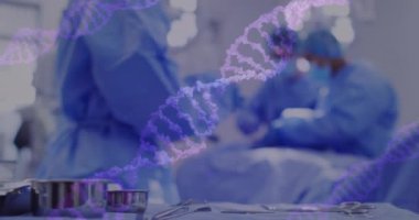 Operasyon sırasında çeşitli cerrahların üzerinde veri işleme ve DNA iplikçiklerinin animasyonu. Teknoloji, tıp ve dijital arayüz kavramı dijital olarak oluşturulmuş video.