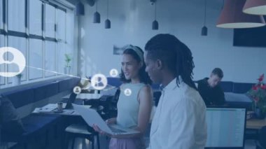 Ofisteki farklı iş adamlarının insanlarla olan bağlantılarının animasyonu. Küresel finans, iş, bağlantılar, hesaplama ve veri işleme kavramı dijital olarak oluşturulmuş video.