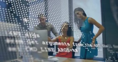 Ofisteki çeşitli iş adamları üzerinde veri işleme animasyonu. Küresel finans, iş, bağlantılar, hesaplama ve veri işleme kavramı dijital olarak oluşturulmuş video.