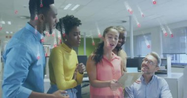 Muhtelif meslektaşların ofiste iş görüşmesi üzerine veri işleme animasyonu. İş, finans, bilgisayar ve dijital arayüz kavramı dijital olarak oluşturulmuş video.