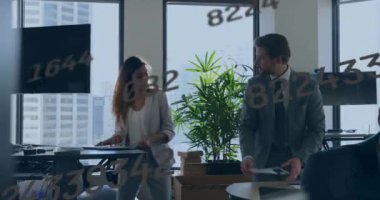 Ofisteki çeşitli iş adamları üzerinde işlem yapan numaraların animasyonu. Küresel finans, iş, bağlantılar, hesaplama ve veri işleme kavramı dijital olarak oluşturulmuş video.