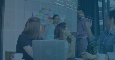 Muhtelif meslektaşların ofiste iş görüşmesi üzerine finansal veri işleme animasyonu. Küresel iş, finans, bilgisayar ve dijital arayüz kavramı dijital olarak oluşturulmuş video.