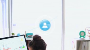 Kafkasyalı iş kadınının ofisindeki insanlarla olan ilişkilerinin animasyonu. Küresel iş, bağlantılar, hesaplama ve veri işleme kavramı dijital olarak oluşturulmuş video.