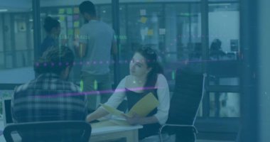 Ofiste işbirliği yapan çeşitli iş adamları üzerinde finansal veri işleme animasyonu. takım çalışması, işbirliği, finans, analitik, teknoloji, yenilik