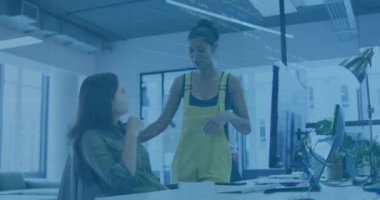 Modern ofiste tartışan iş kadınlarıyla ilgili finansal veri işleme animasyonu. toplantı, finans, takım çalışması, işbirliği, teknoloji, analitik