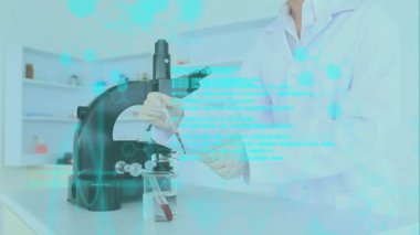 Laboratuvarda çalışan beyaz kadın bilim adamının veri işleme animasyonu. Bilim, teknoloji ve dijital arayüz kavramı dijital olarak oluşturulmuş video.